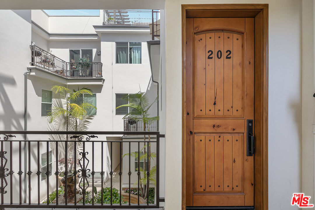 632 N KINGS RD Unit: 202