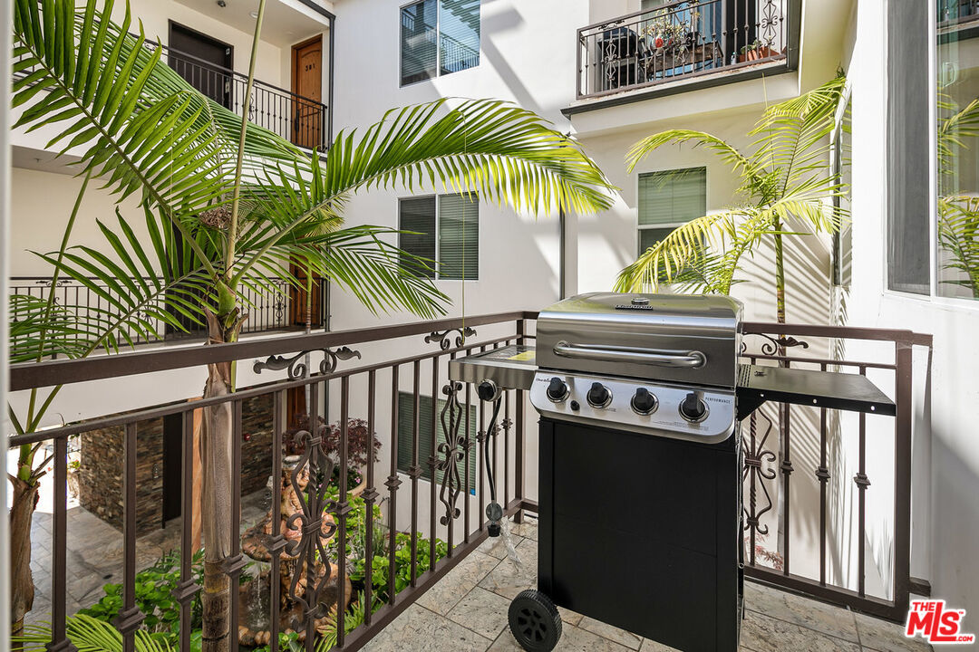 632 N KINGS RD Unit: 202