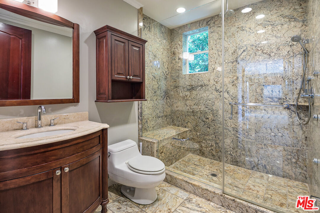 632 N KINGS RD Unit: 202