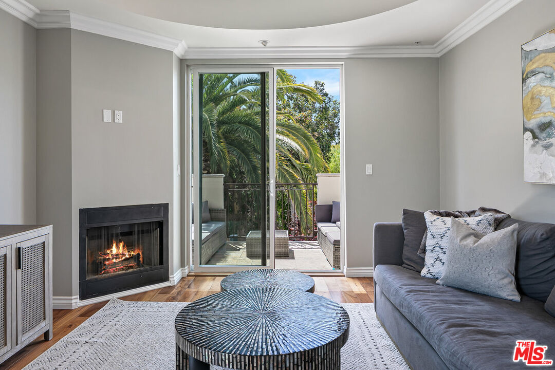 632 N KINGS RD Unit: 202