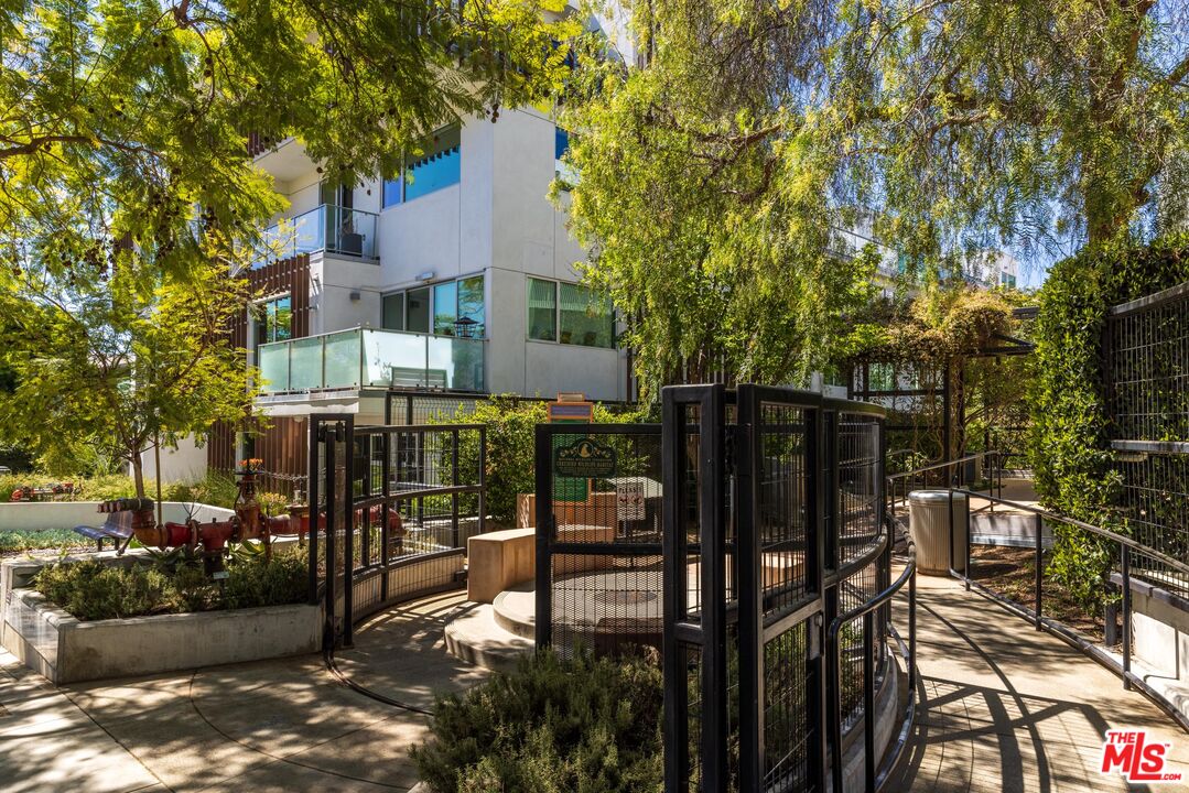 1345 N HAVENHURST DR Unit: 14