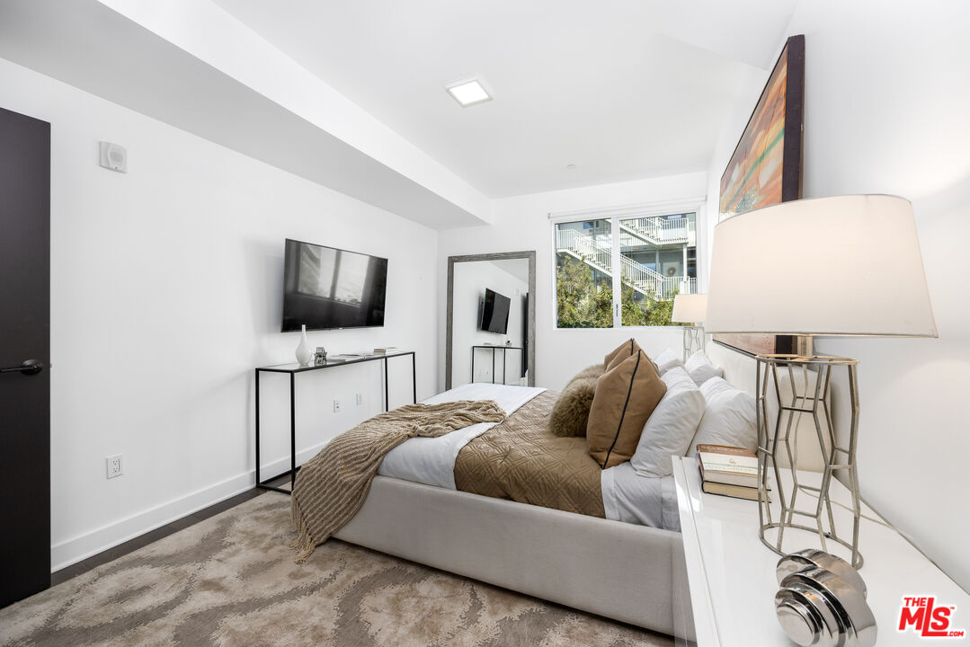 1345 N HAVENHURST DR Unit: 14