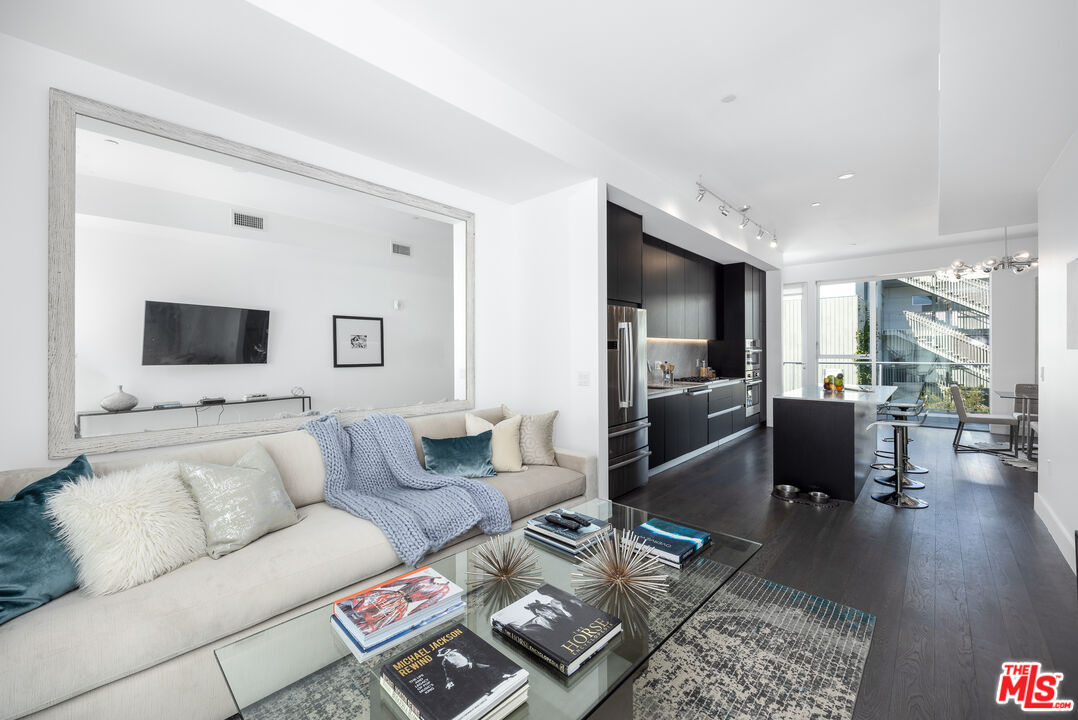 1345 N HAVENHURST DR Unit: 14