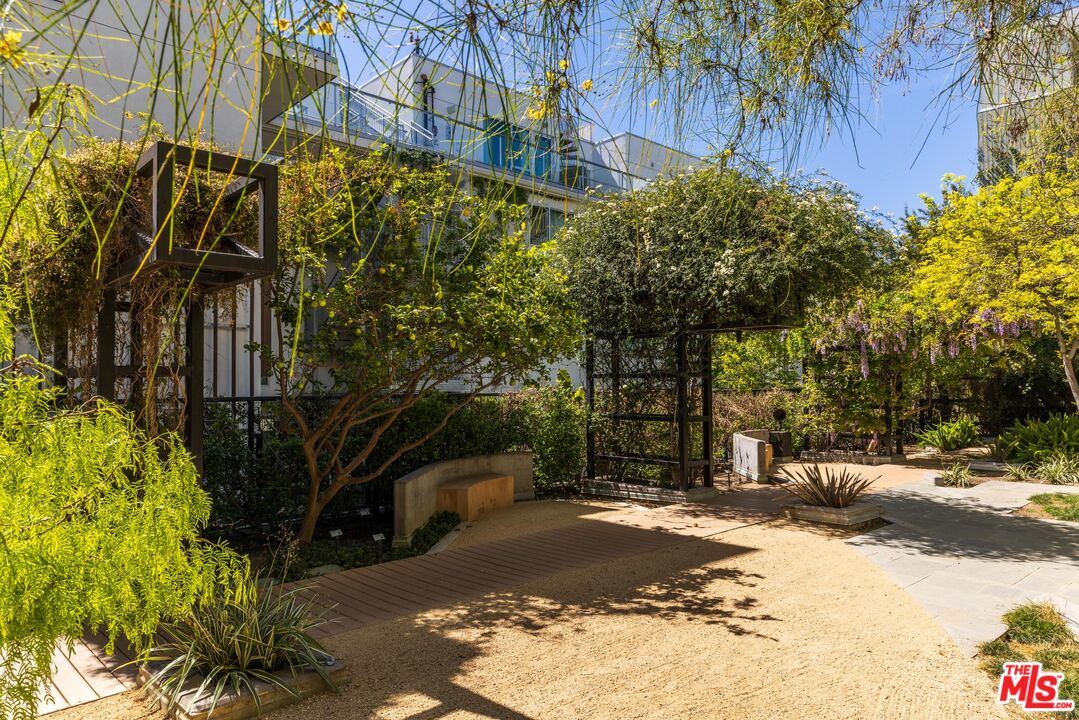 1345 N HAVENHURST DR Unit: 14