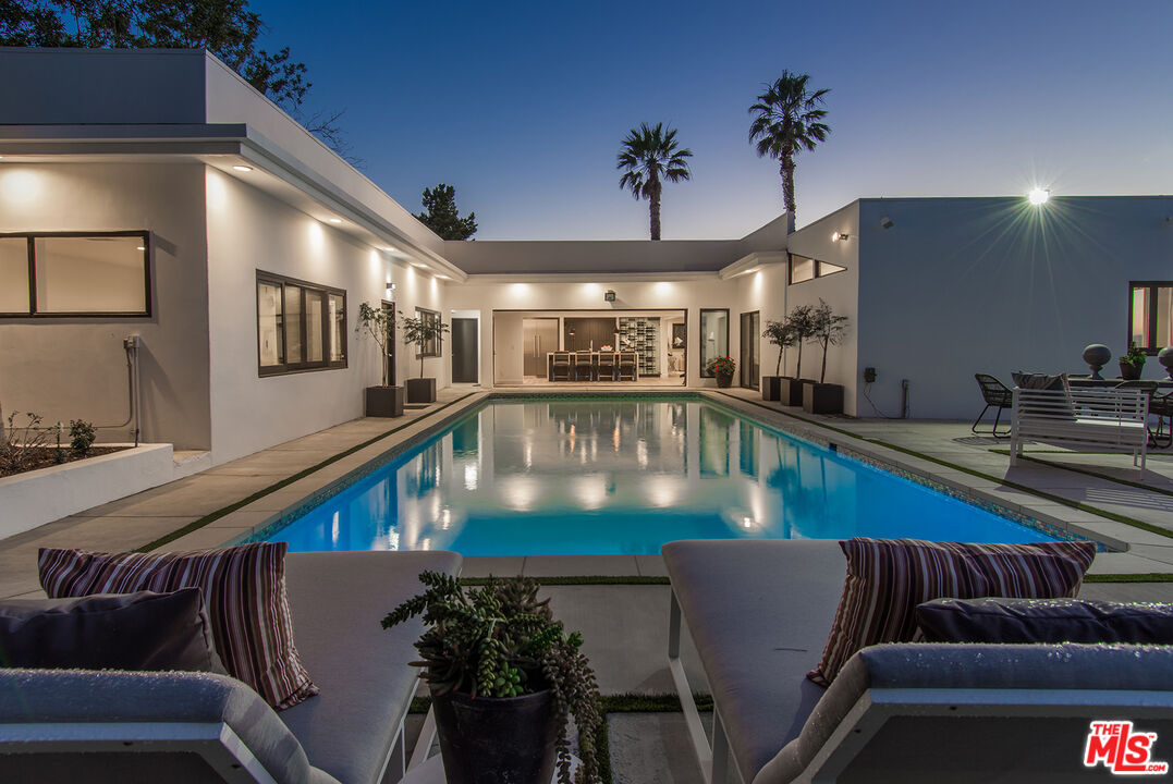 13749 MULHOLLAND DR