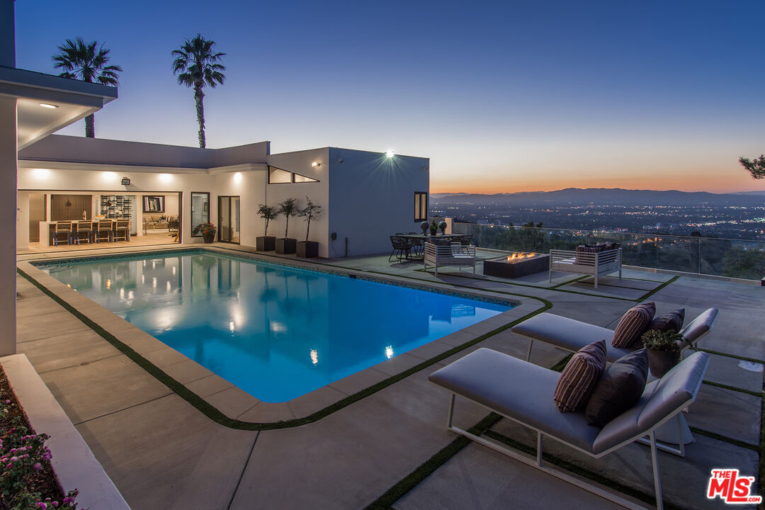 13749 MULHOLLAND DR