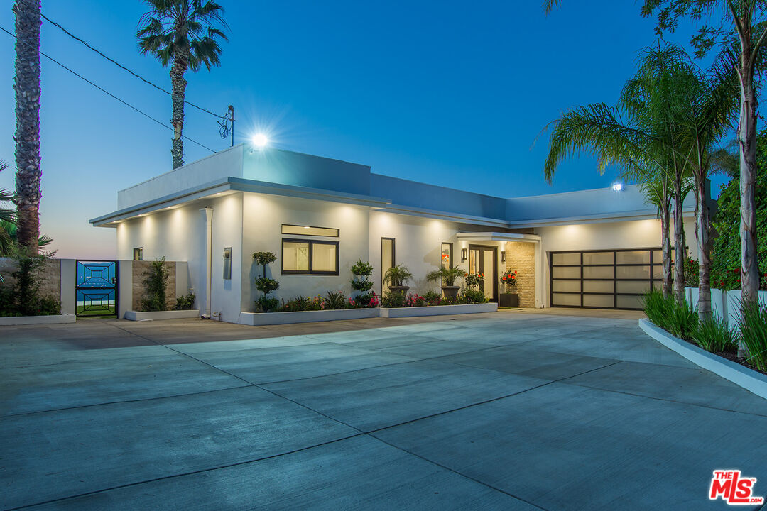 13749 MULHOLLAND DR