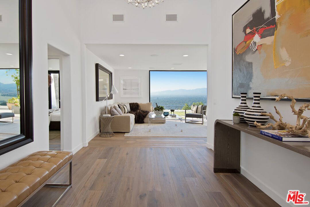 13749 MULHOLLAND DR