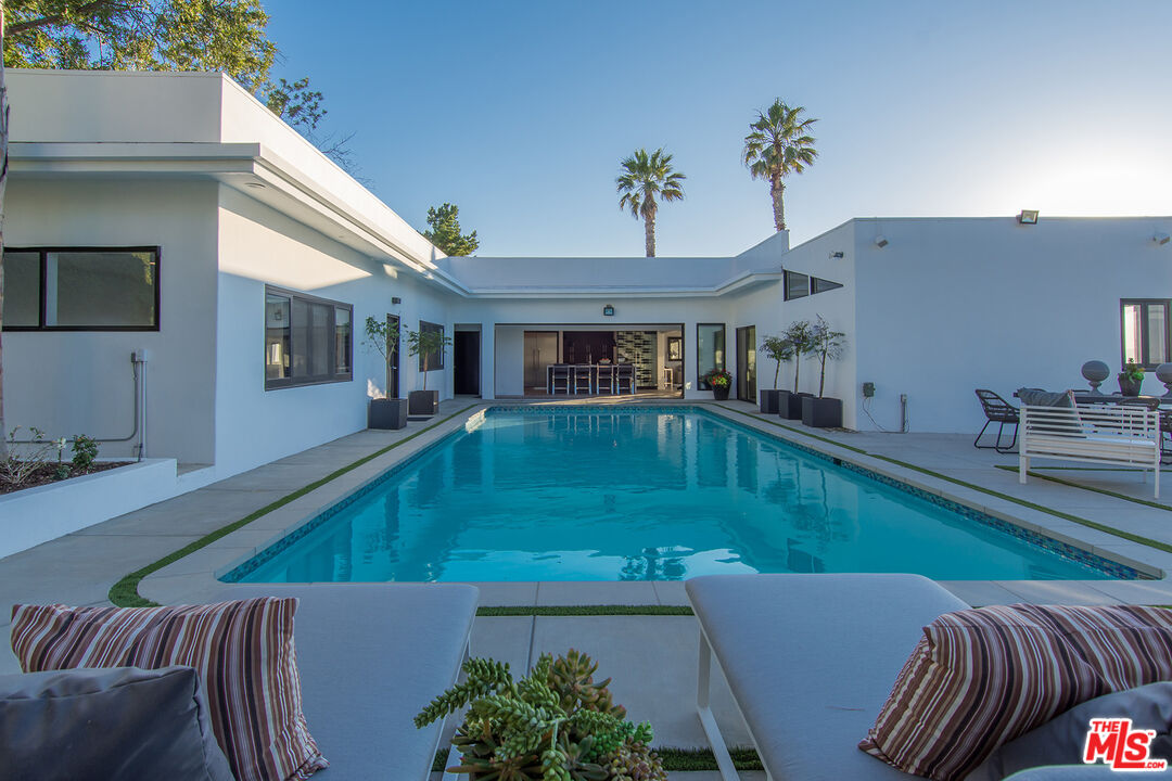 13749 MULHOLLAND DR