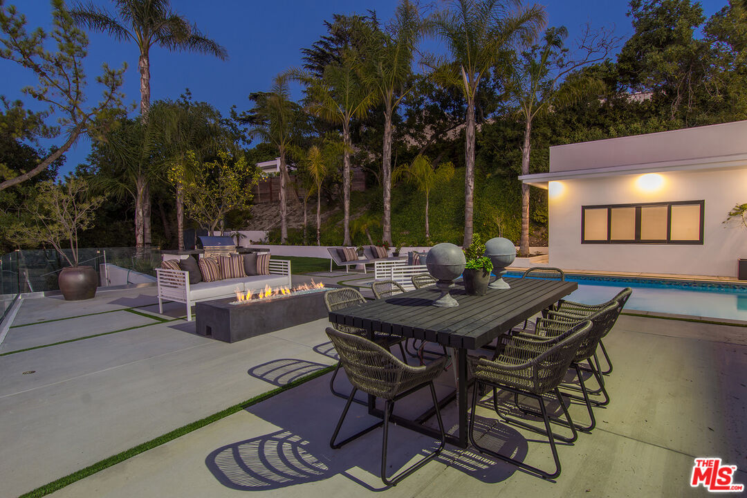 13749 MULHOLLAND DR