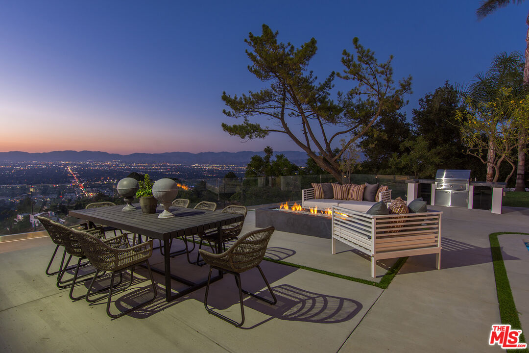 13749 MULHOLLAND DR