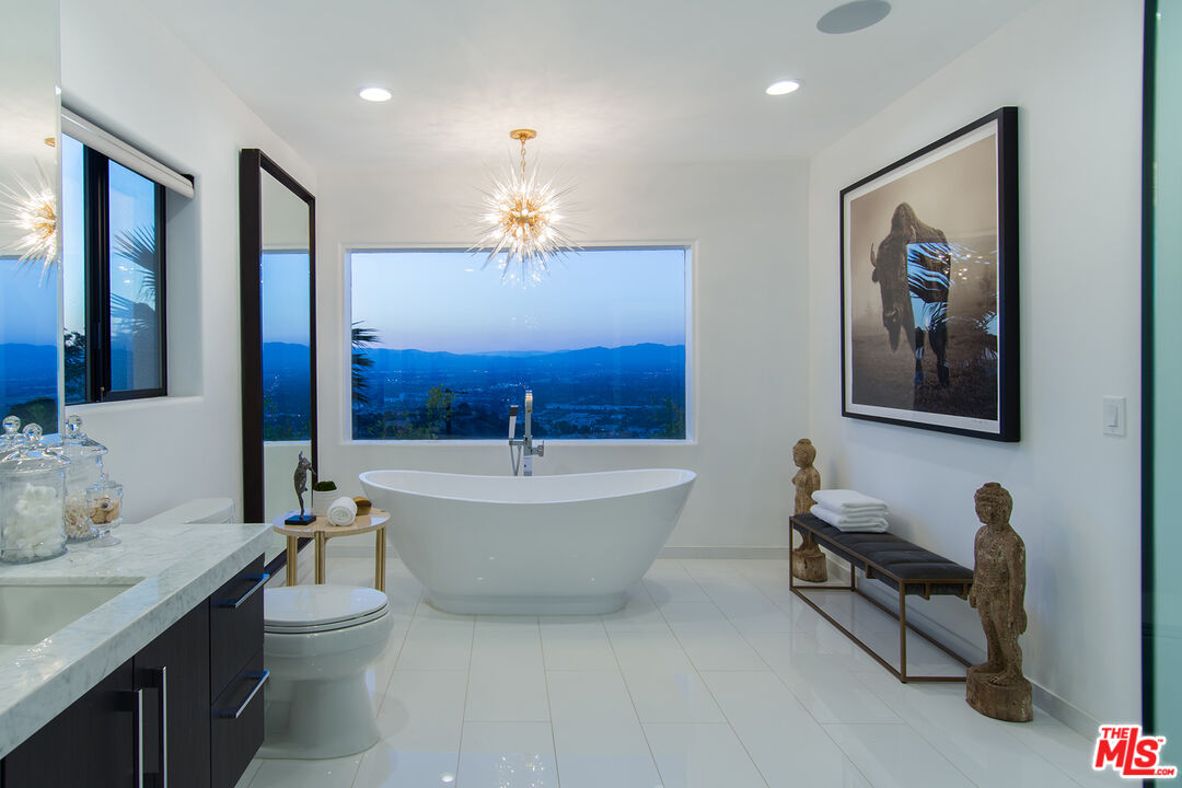 13749 MULHOLLAND DR