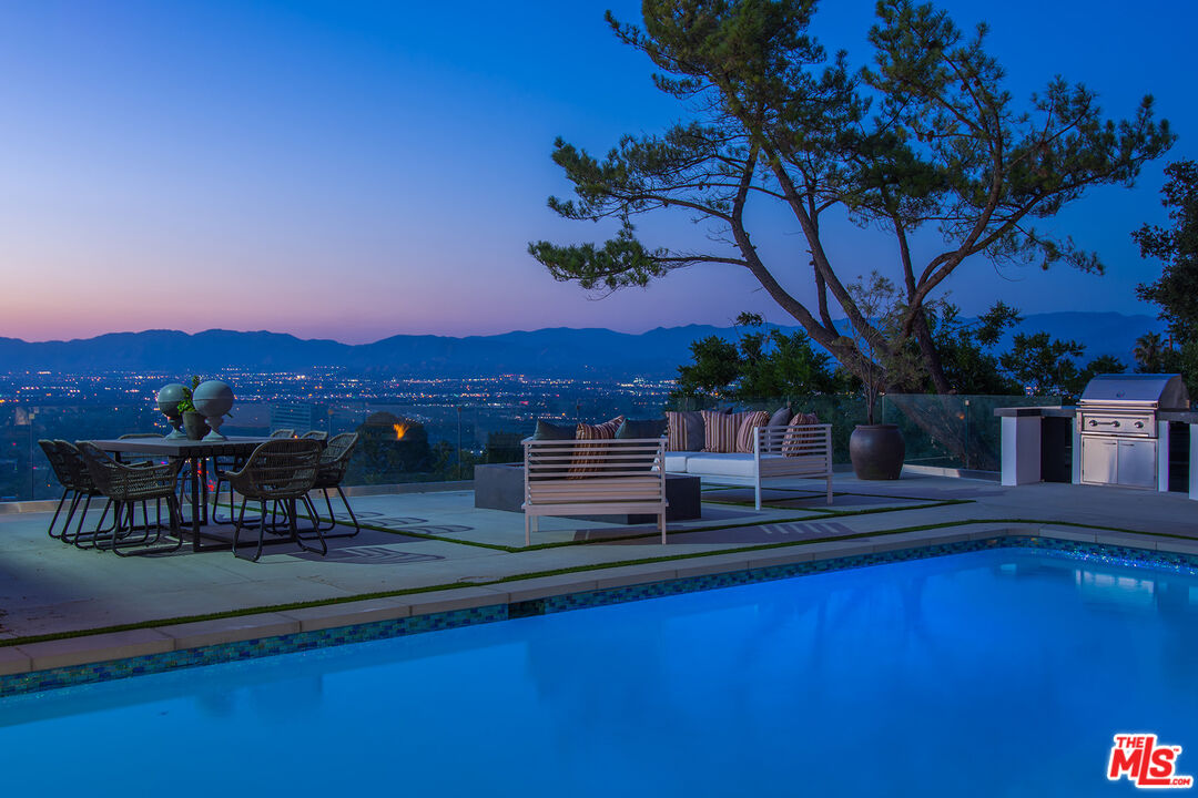 13749 MULHOLLAND DR