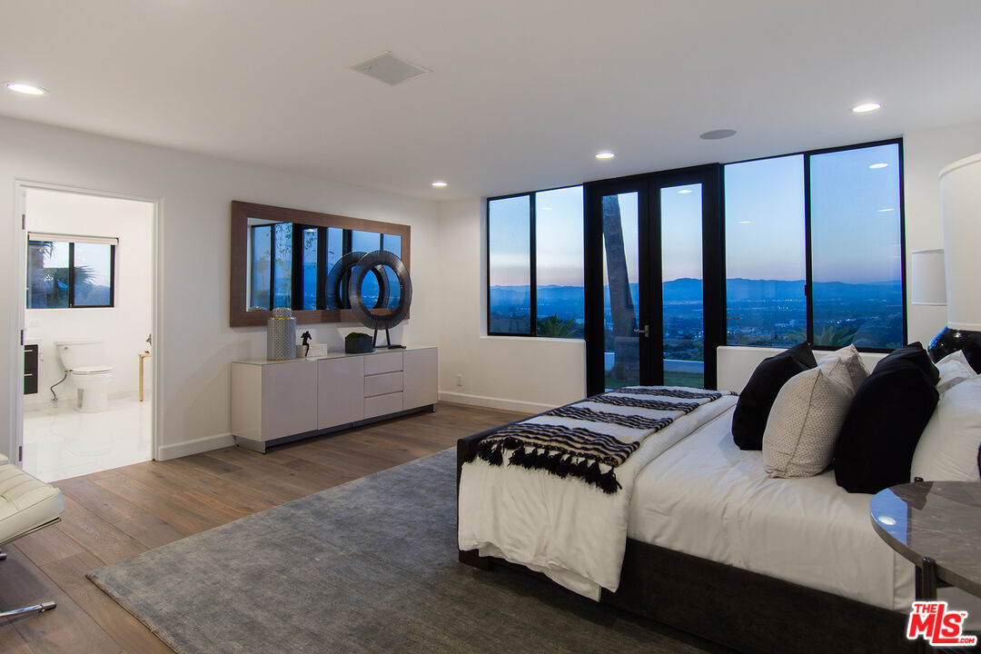13749 MULHOLLAND DR