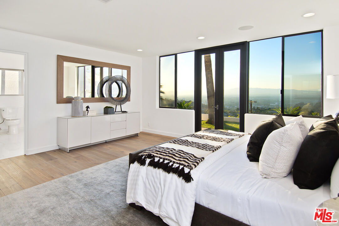 13749 MULHOLLAND DR
