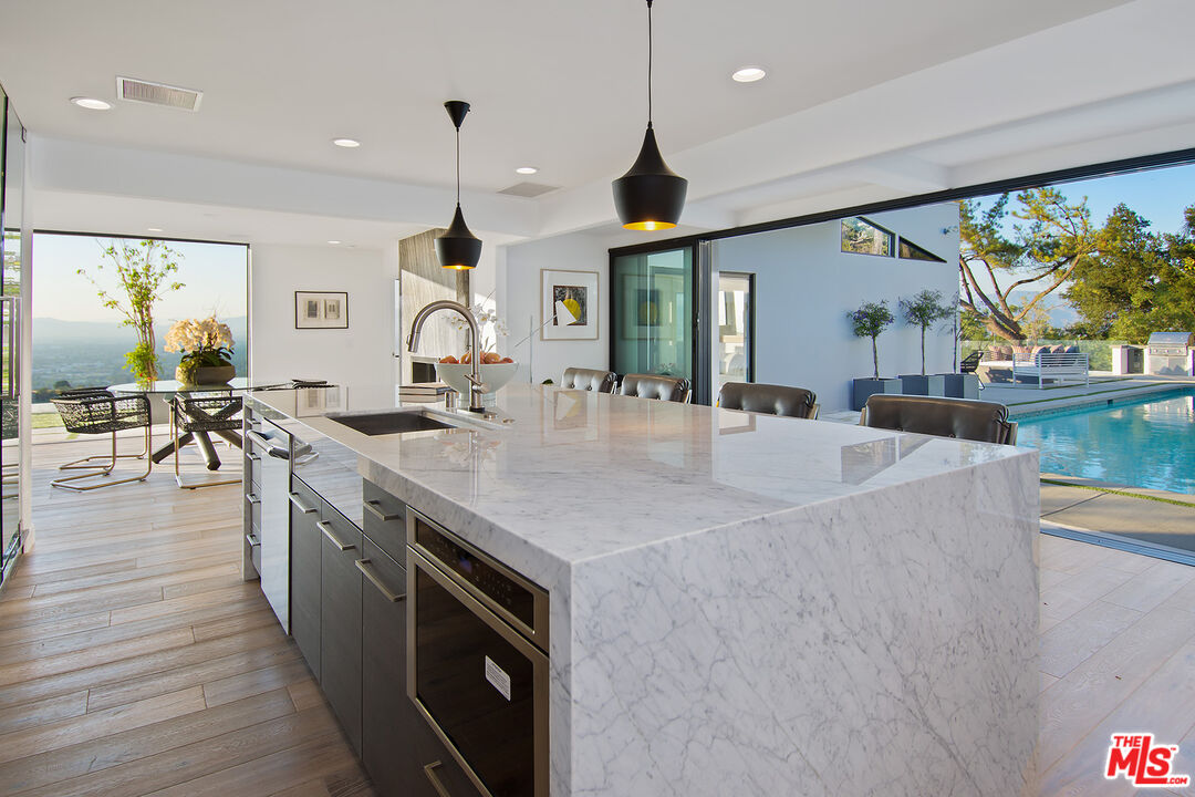 13749 MULHOLLAND DR