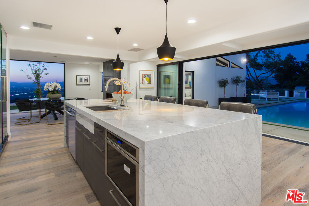 13749 MULHOLLAND DR