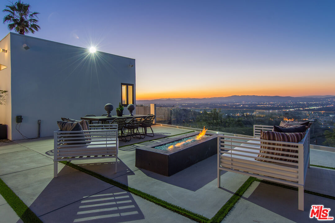 13749 MULHOLLAND DR