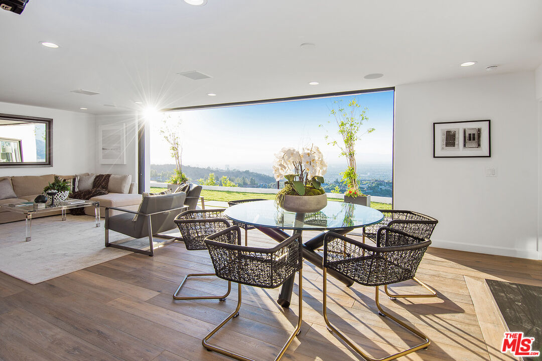 13749 MULHOLLAND DR