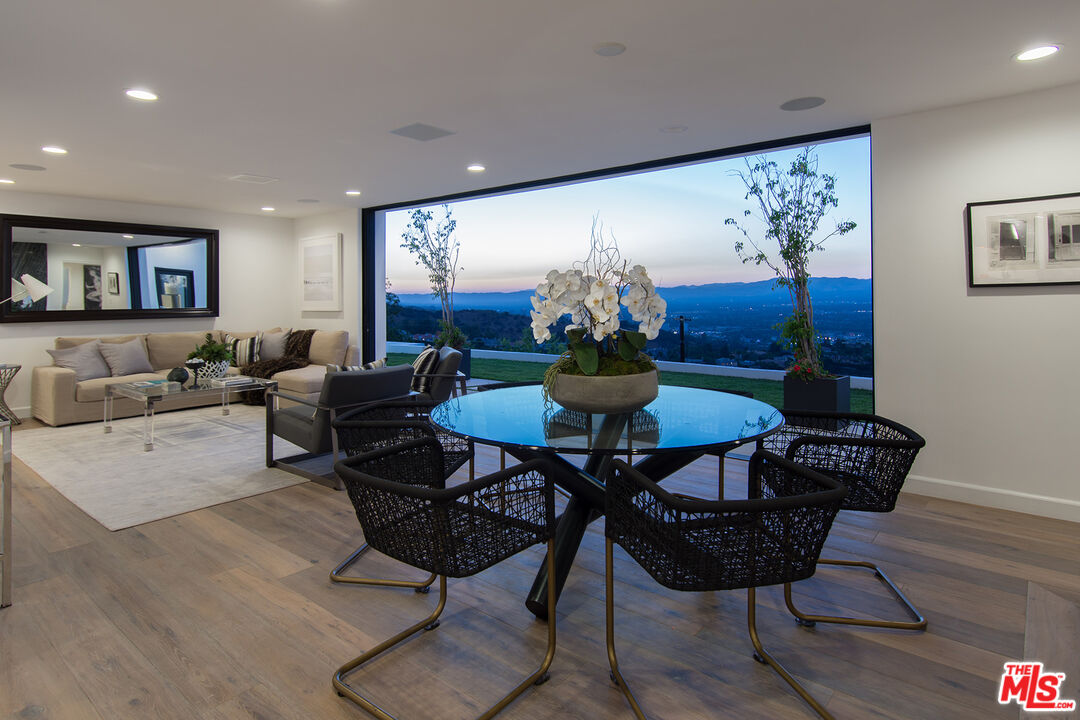 13749 MULHOLLAND DR