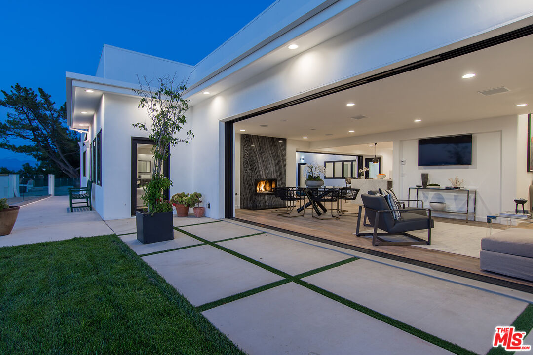13749 MULHOLLAND DR
