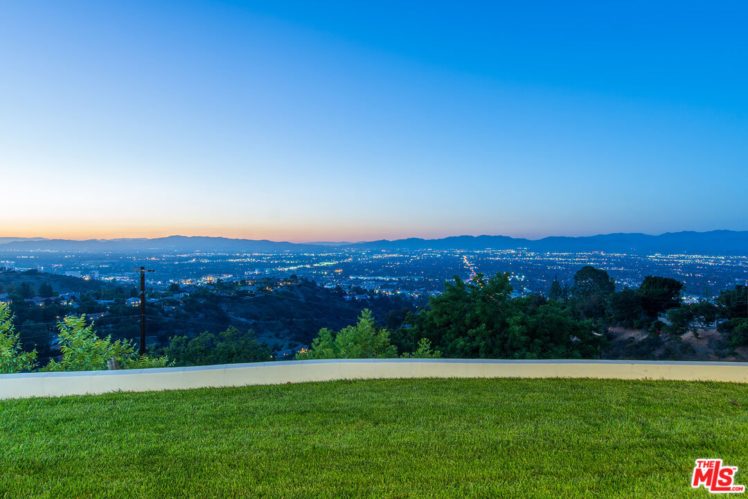 13749 MULHOLLAND DR