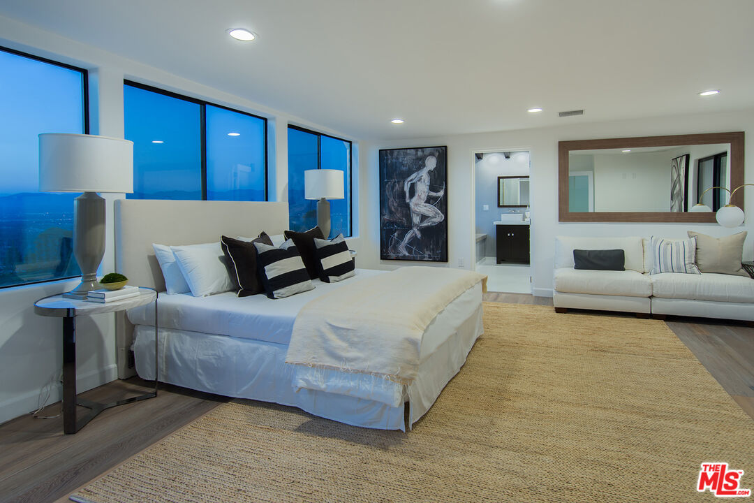 13749 MULHOLLAND DR