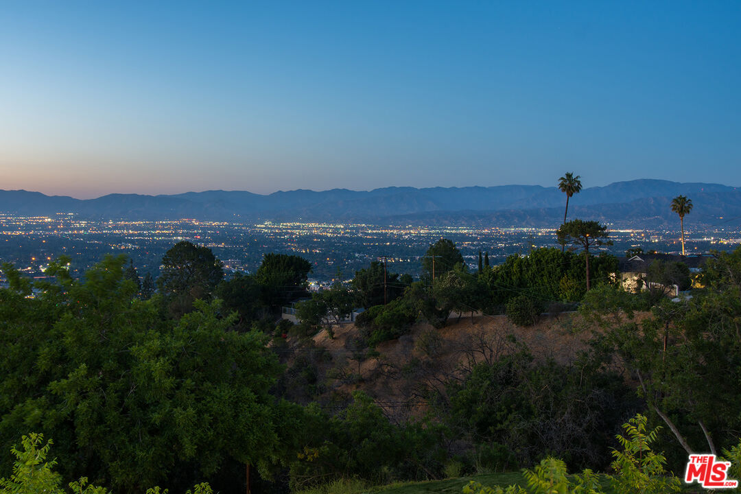 13749 MULHOLLAND DR