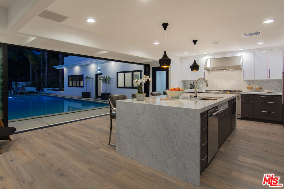 13749 MULHOLLAND DR