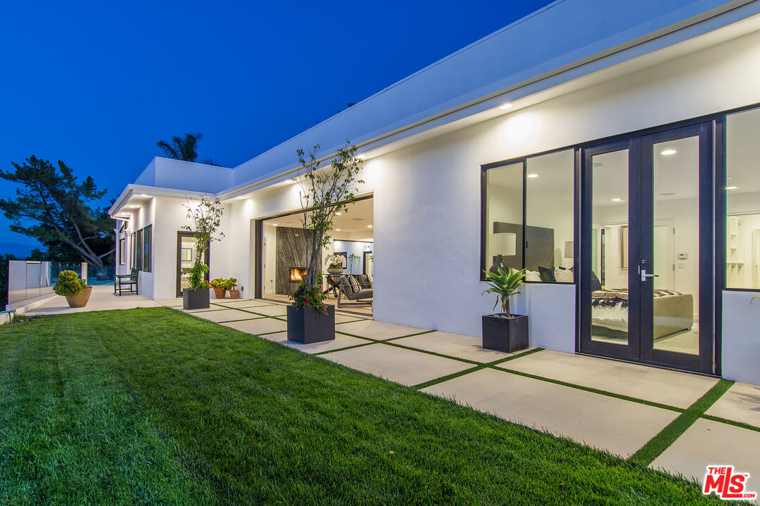13749 MULHOLLAND DR