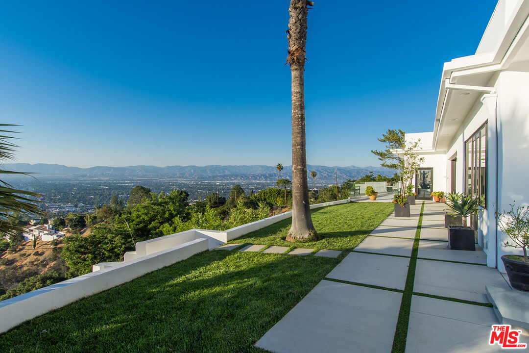 13749 MULHOLLAND DR