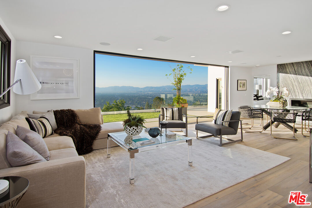 13749 MULHOLLAND DR