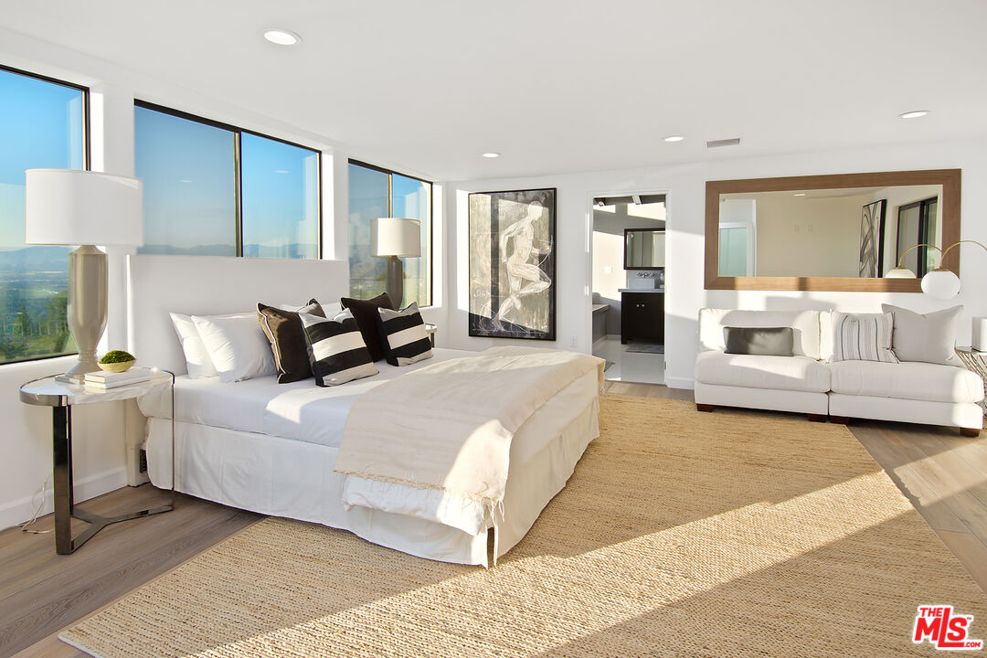 13749 MULHOLLAND DR