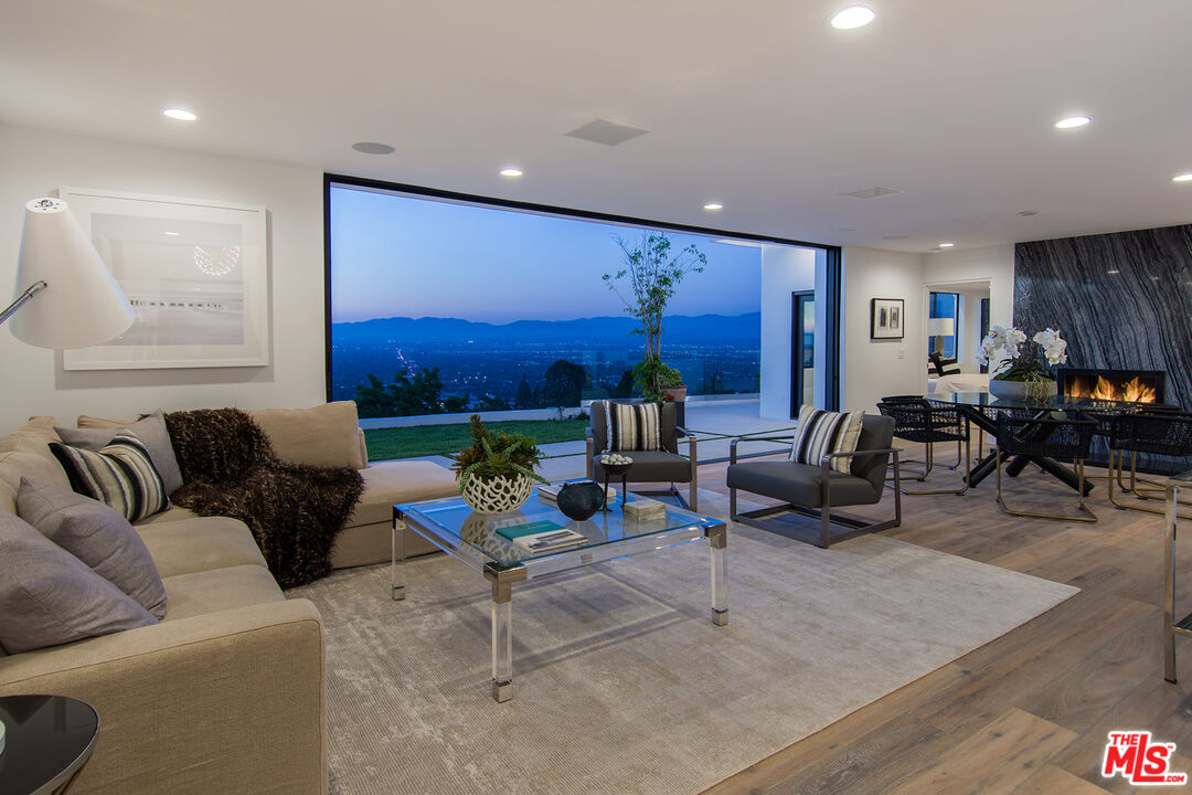 13749 MULHOLLAND DR