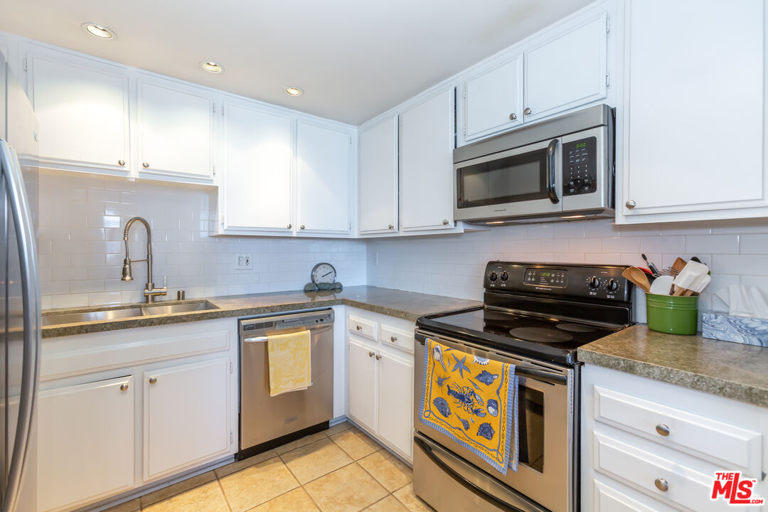 321 S SAN VICENTE BLVD Unit: 705