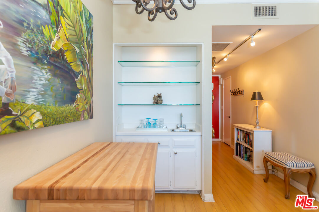321 S SAN VICENTE BLVD Unit: 705