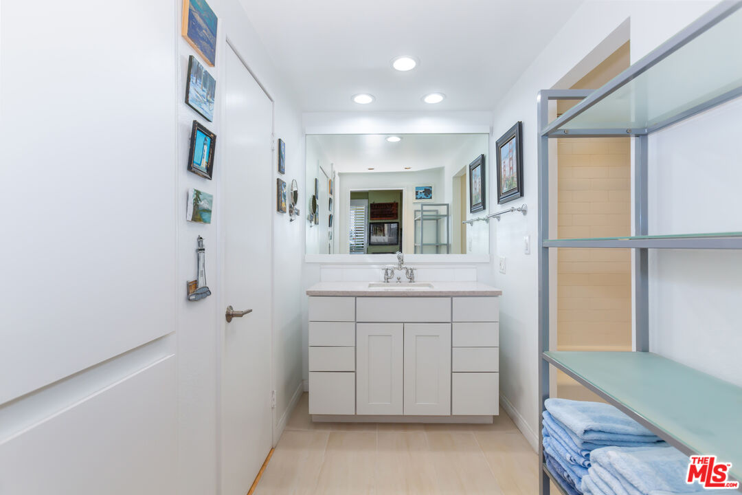 321 S SAN VICENTE BLVD Unit: 705