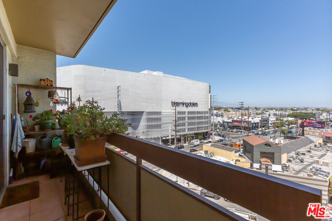 321 S SAN VICENTE BLVD Unit: 705