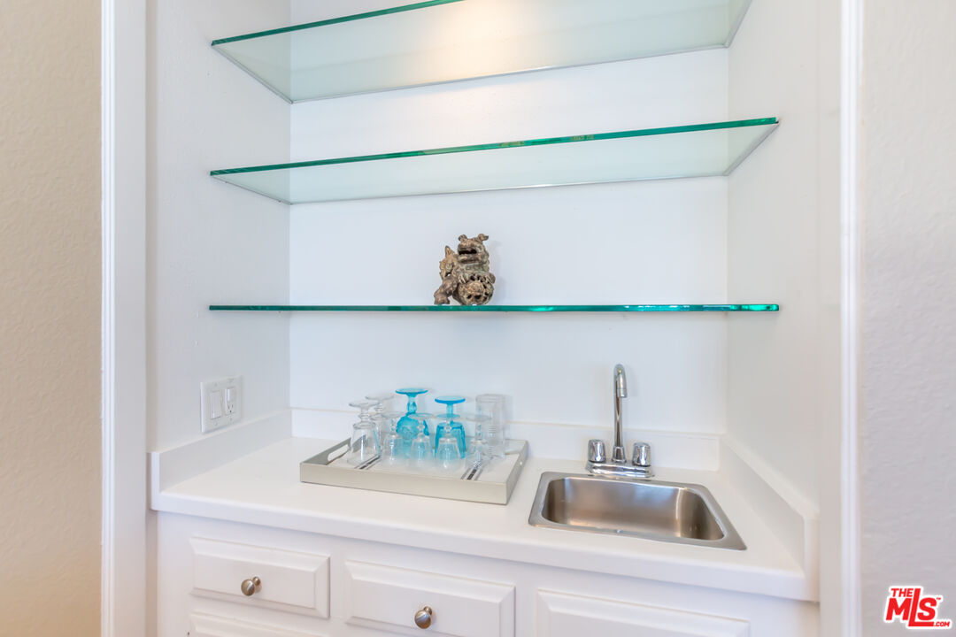 321 S SAN VICENTE BLVD Unit: 705