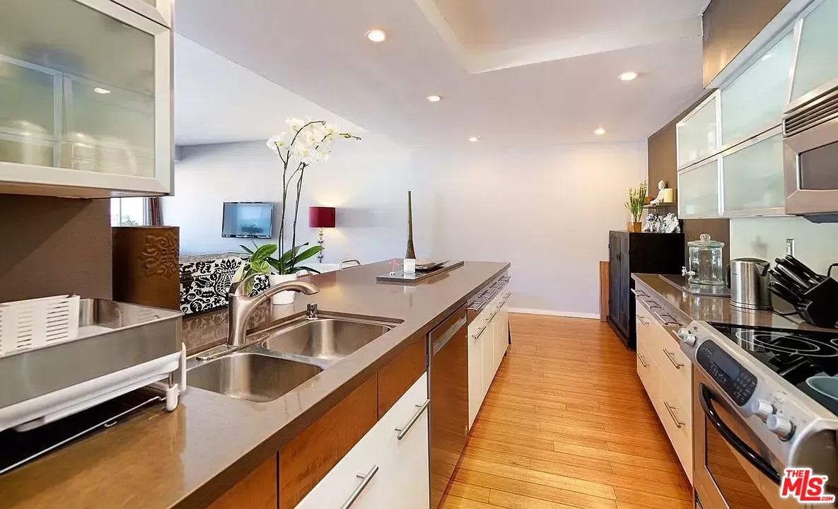 7250 Franklin Ave Unit: 903