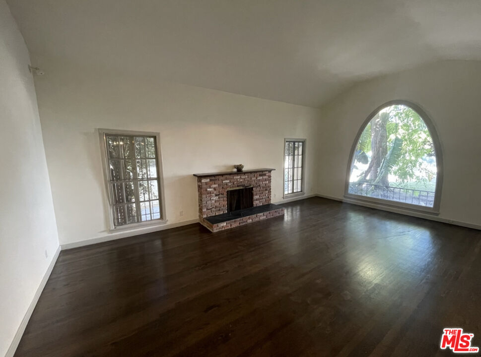 147 S Poinsettia Pl