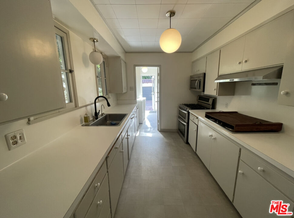 147 S Poinsettia Pl