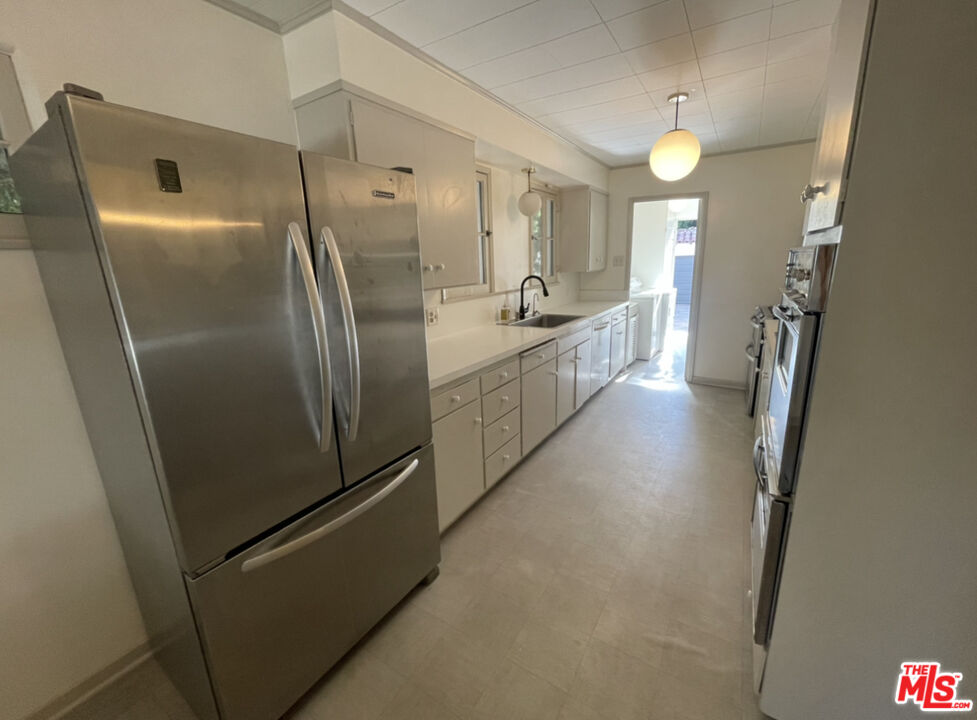 147 S Poinsettia Pl