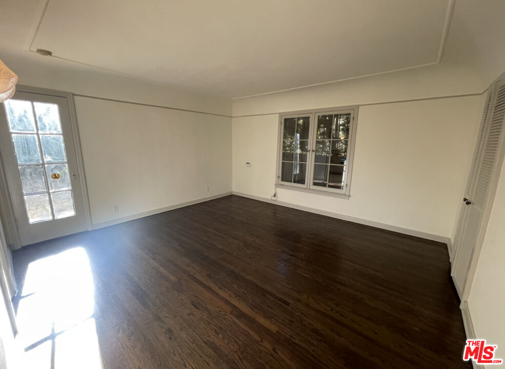 147 S Poinsettia Pl