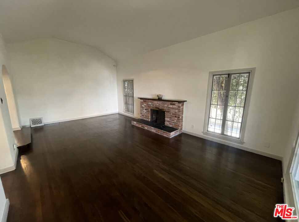 147 S Poinsettia Pl