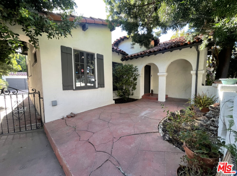 147 S Poinsettia Pl