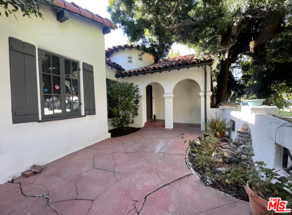 147 S Poinsettia Pl