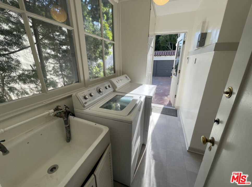 147 S Poinsettia Pl