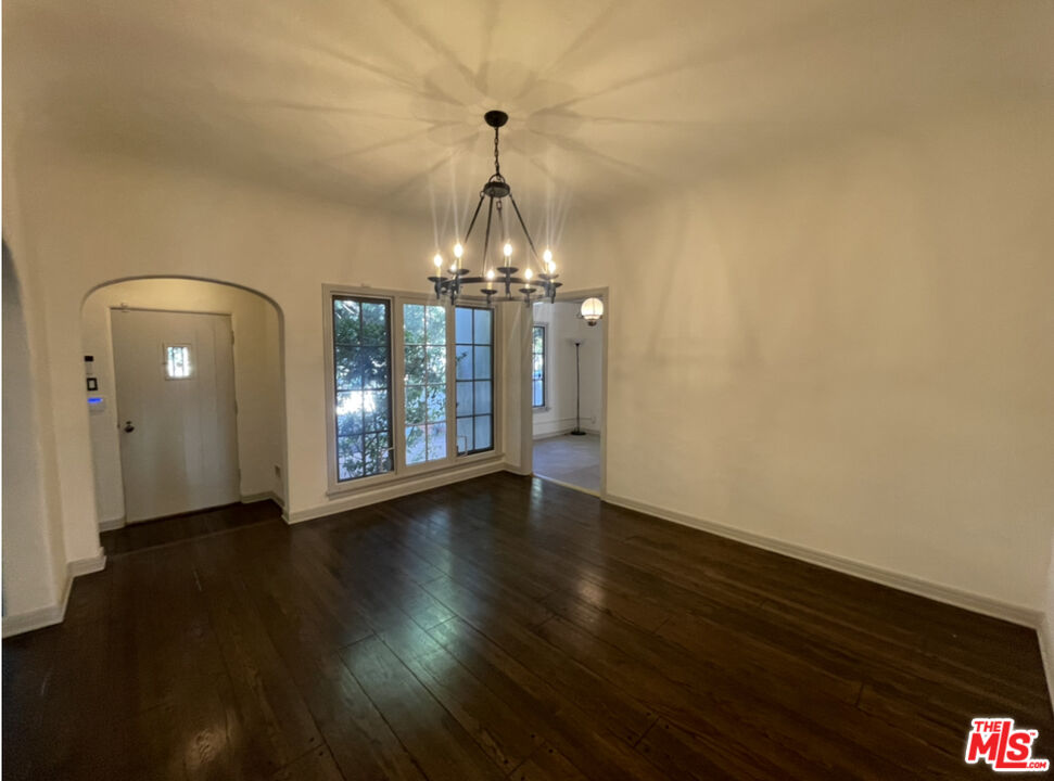 147 S Poinsettia Pl