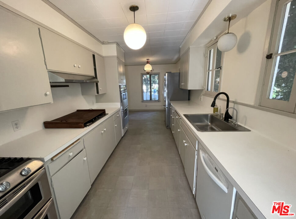 147 S Poinsettia Pl